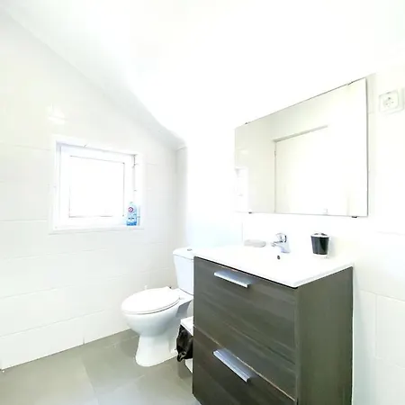 2 Bedrooms With City View And Wifi At 아파트 *