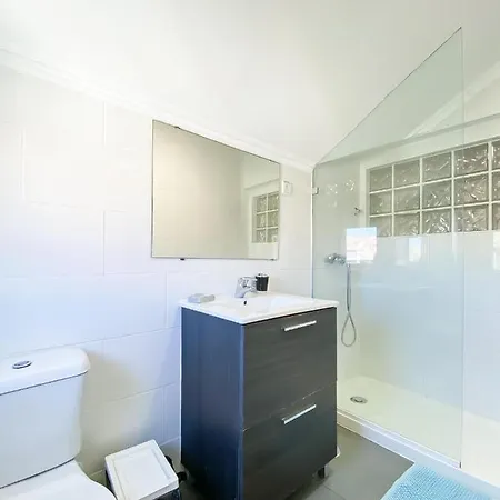 2 Bedrooms With City View And Wifi At 아파트